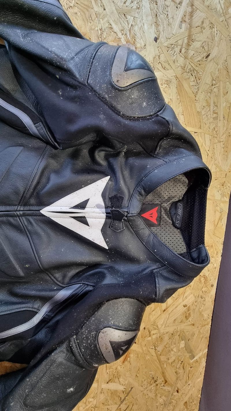 Kožená motocyklová bunda Dainese – pred čistením