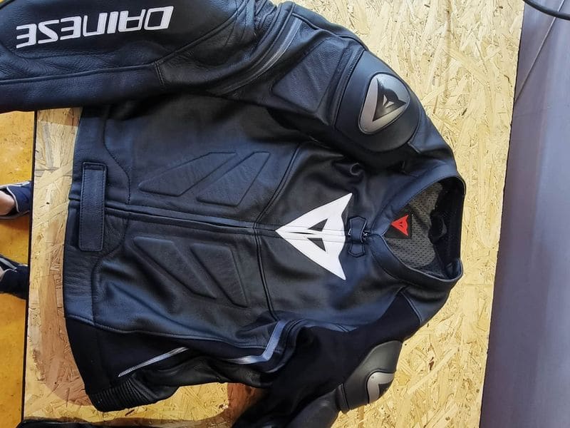 Vyčistená a ošetrená kožená bunda